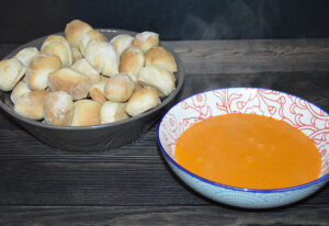 Mehr über den Artikel erfahren Tomatencremesuppe mit Paninis