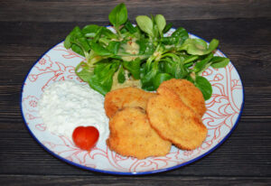 Mehr über den Artikel erfahren Hähnchennuggets mit Dip und Salat